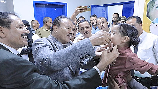 الوكيل العامري يدشن حملة التحصين ضد شلل الأطفال بوادي حضرموت والصحراء